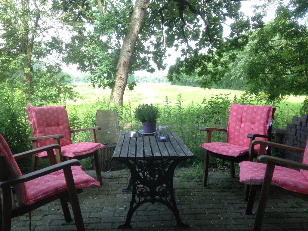 Bij En Boom Bed & Breakfast Драхтен Екстериор снимка